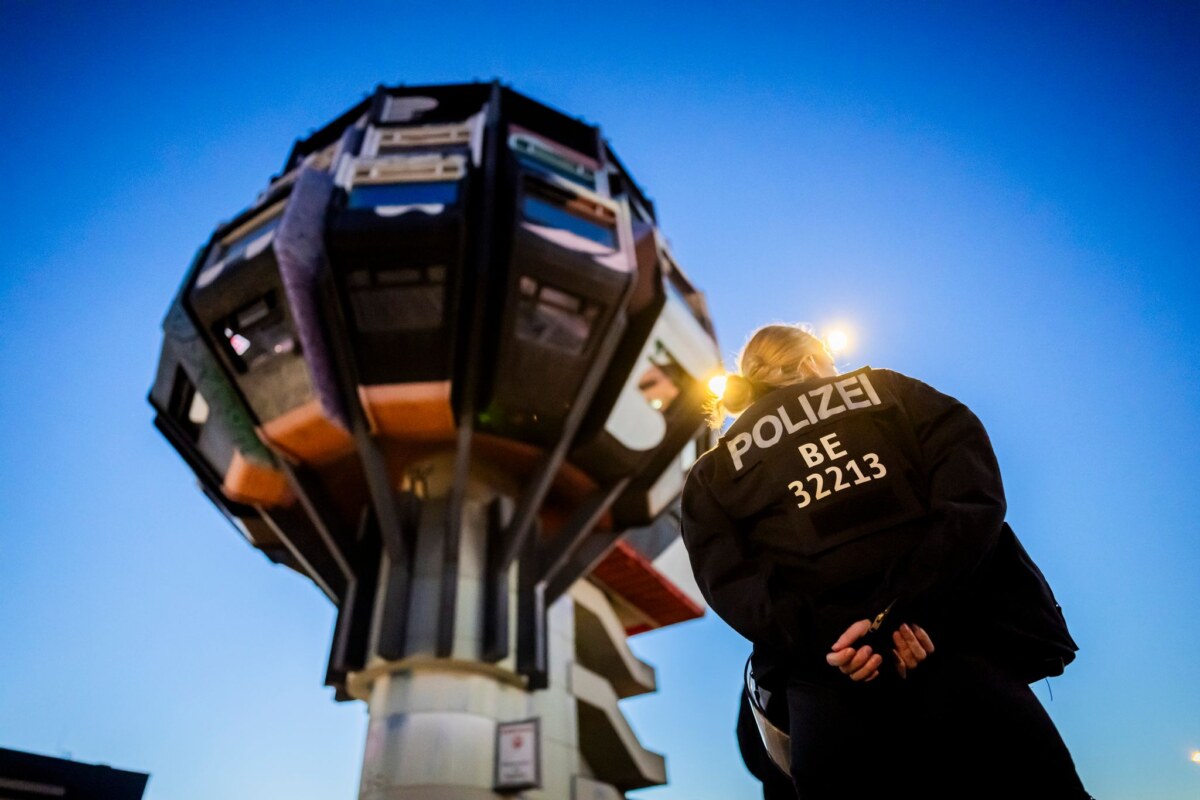 Aktivisten besetzen Berliner Bierpinsel Mehr als ein Dutzend Personen hatten den Bierpinsel in Steglitz für mehrere Stunden besetzt.