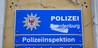 Die Polizeiinspektion Potsdam erinnert mit einem Gedenkkonzert in Werder an den 1995 im Dienst getöteten Polizisten Martin Heinze. (Symbolbild)