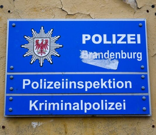 Die Polizeiinspektion Potsdam erinnert mit einem Gedenkkonzert in Werder an den 1995 im Dienst getöteten Polizisten Martin Heinze. (Symbolbild)