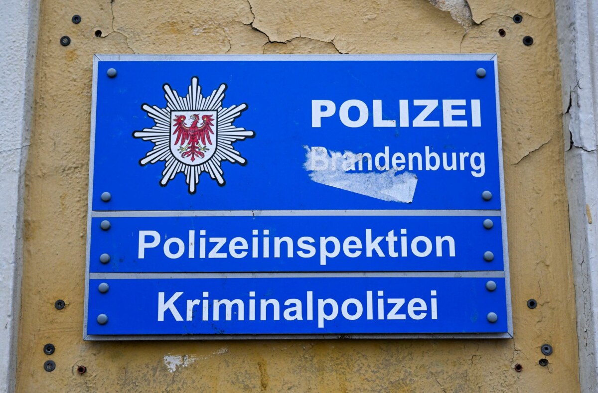 Polizei Brandenburg Die Polizeiinspektion Potsdam erinnert mit einem Gedenkkonzert in Werder an den 1995 im Dienst getöteten Polizisten Martin Heinze. (Symbolbild)