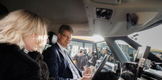 Bundesverkehrsminister Patrick Schnieder und Verkehrssenatorin Ute Bonde (beide CDU, l) sitzen im neuen Shuttle für das autonome Fahren schon mal Probe. 