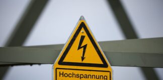 Insbesondere bei Hochspannung kann es zu tödlichen Arbeitsunfällen kommen. (Symbolbild)