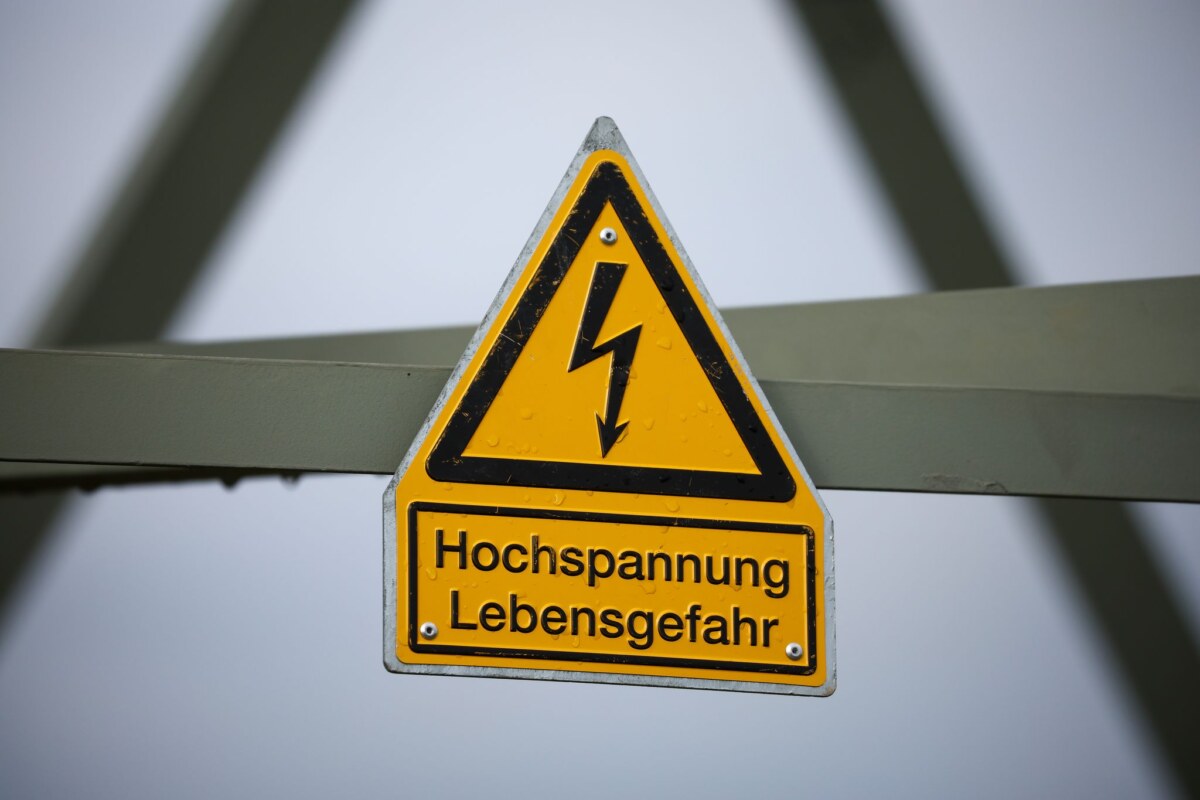 Hochspannungsleitung Insbesondere bei Hochspannung kann es zu tödlichen Arbeitsunfällen kommen. (Symbolbild)