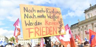 Zu einer Friedensdemo in Berlin kamen Tausende Menschen zusammen.  