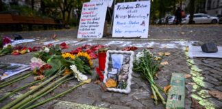An der Stelle des abgebauten «Trostfrauen»-Denkmals in Moabit sind Blumen, Kerzen, Plakate und Fotos zu sehen.