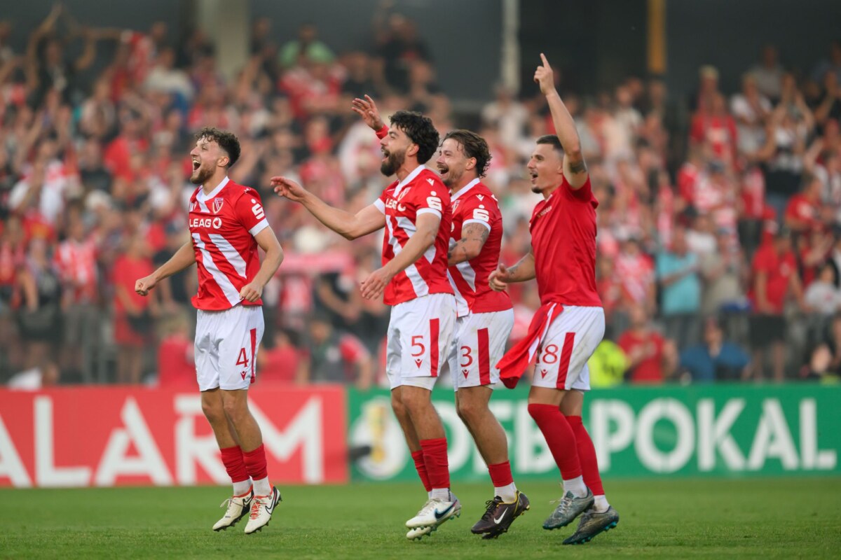 FC Energie Cottbus - Hannover 96 Cottbus schafft den vorübergehenden Sprung auf den ersten Platz.