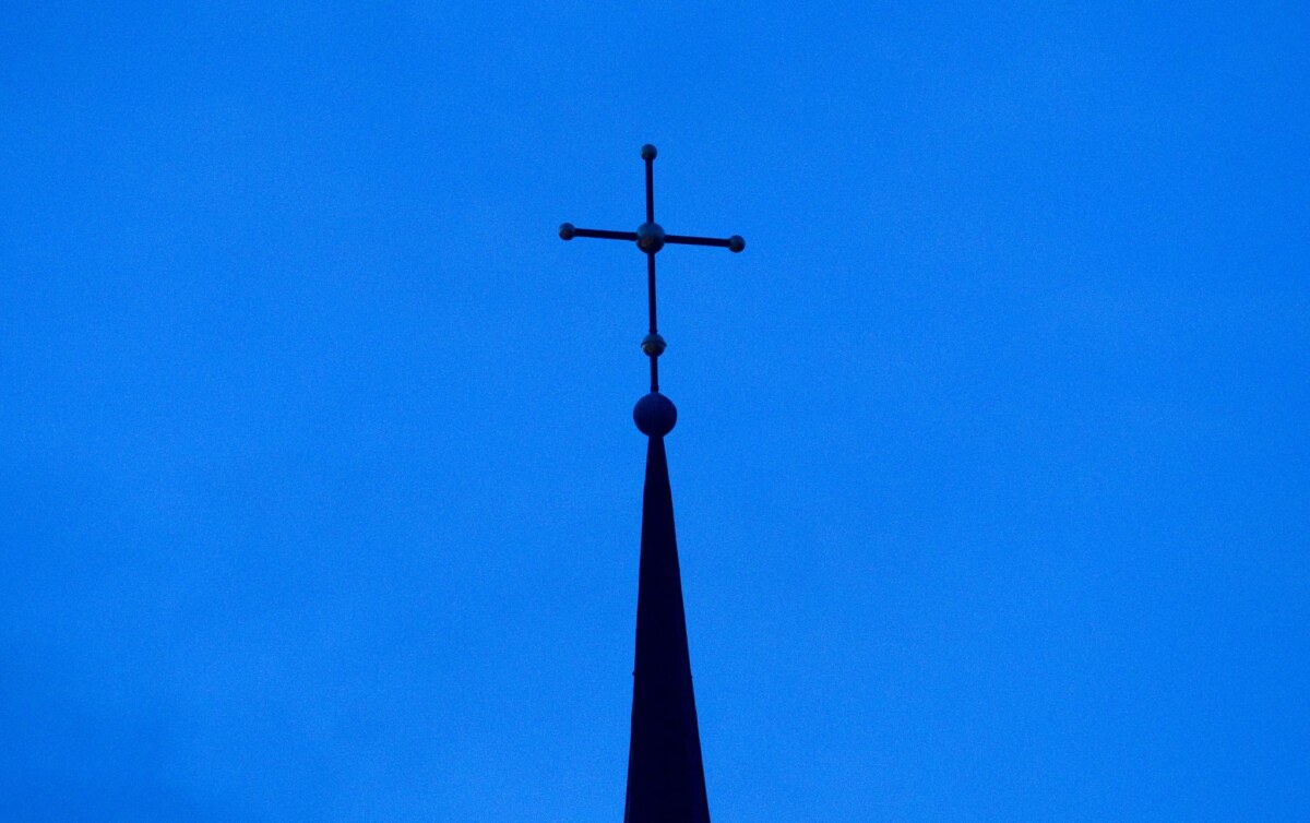 Kirchenkreuz Die evangelische Landeskirche will die Rolle ihrer Konsistorialpräsidenten in der NS-Zeit untersuchen. (Symbolbild)