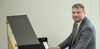 Der Brandenburger Wirtschaftsminister Daniel Keller (SPD) setzt sich gern mal ans Klavier. (Archivbild)