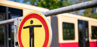 Immer wieder kommt es zu Unfällen beim sogenannten S-Bahn-Surfen - ein verbotene und lebensgefährliche Aktion. (Archivbild)