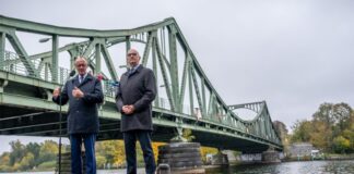 Kanzler Merz traf bei seinem offiziellen Antrittsbesuch in Brandenburg mit Ministerpräsident Dietmar Woidke (SPD) zusammen und machte einen Abstecher zur Glienicker Brücke zwischen Potsdam und Berlin. 