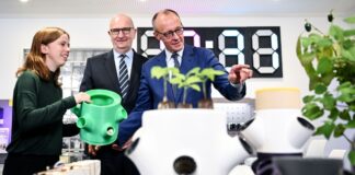 Bundeskanzler Friedrich Merz (CDU) informiert sich über ein wissenschaftliches Projekt in einer Innovations-Werkstatt im Hasso-Plattner-Institut in Potsdam. 
