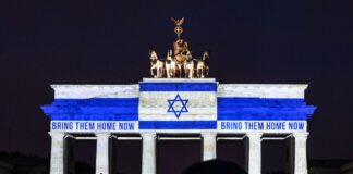 Das Brandenburger Tor ist in den Farben der israelischen Flagge angestrahlt. 