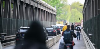 An der Elsenbrücke soll ein Fahrradweg zugunsten eines zweiten Fahrstreifens für Autos weichen. (Archivbild)