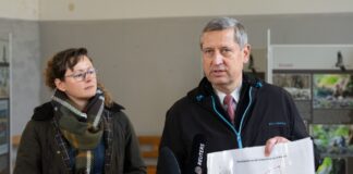 Vogelgrippe trifft Linum hart – Betriebe in Alarmstimmung Agrarministerin Hanka Mittelstädt und ihr Staatssekretär Stephan Nikisch loben das Engagement der Helfer zur Bewältigung der Vogelgrippe bei Kranichen im Linumer Teichland.