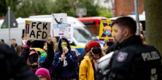 Die Berliner AfD trifft bei ihrem Parteitag in Jüterbog auf Protest.