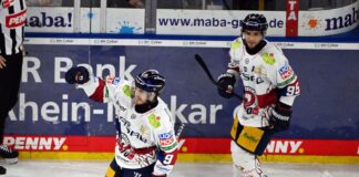 Angreifer Ty Ronning (l) erzielte den Siegtreffer der Eisbären Berlin gegen die Adler Mannheim.