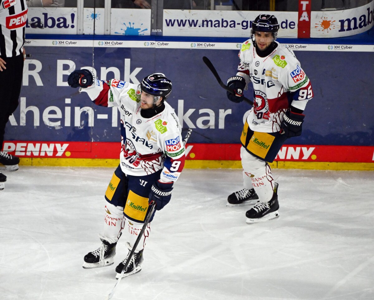 Adler Mannheim - Eisbären Berlin Angreifer Ty Ronning (l) erzielte den Siegtreffer der Eisbären Berlin gegen die Adler Mannheim.