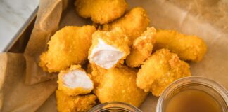 Hähnchenmastbetriebe aus Brandenburg stehen im Verdacht, in ihren Ställen gegen den Tierschutz verstoßen zu haben. Auch die Fastfood-Kette KFC reagiert.  (Symbolfoto)