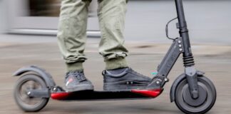 Ein Unfallforscher fordert eine Altersgrenze und einen Führerschein für E-Scooter. (Symbolbild)
