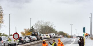 Neue Brücke über Blumberger Damm für Verkehr freigegeben Nach knapp 4,5 Jahren Bauzeit ist der Ersatzneubau der Brücke am südlichen Blumberger Damm fertig.