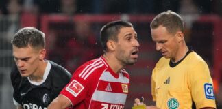 Rani Khedria kann eine Entscheidung von Schiedsrichter Storks nicht verstehen. 