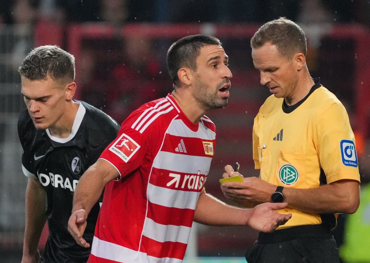 1. FC Union Berlin - SC Freiburg Rani Khedria kann eine Entscheidung von Schiedsrichter Storks nicht verstehen.