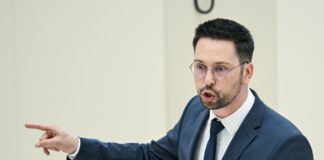 Möglicher Fehler bei Stimmenauszählung – AfD prüft Klage Der Parlamentarische Geschäftsführer der Brandenburger AfD-Landtagsfraktion, Dennis Hohloch, kritisiert eine Auszählung von Stimmen als falsch (Archivbild).