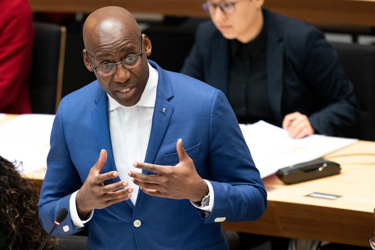 Kultursenator Joe Chialo (CDU) 2024 im Abgeordnetenhaus Grüne und Linke kündigen Untersuchungsausschuss zur Vergabe von Fördergeld für Projekte gegen Antisemitismus durch die Senatskulturverwaltung an. (Archivbild)