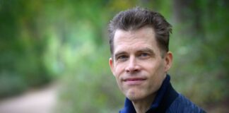 Autor Bas Kast bei einem Spaziergang am Berliner Schlachtensee. 