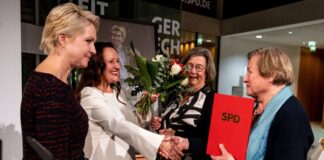 SPD ehrt drei Projekte in Brandenburg, Bayern und Sachsen Die SPD hat den Regine-Hildebrandt-Preis verliehen - unter anderem an die Omas gegen Rechts aus Potsdam.
