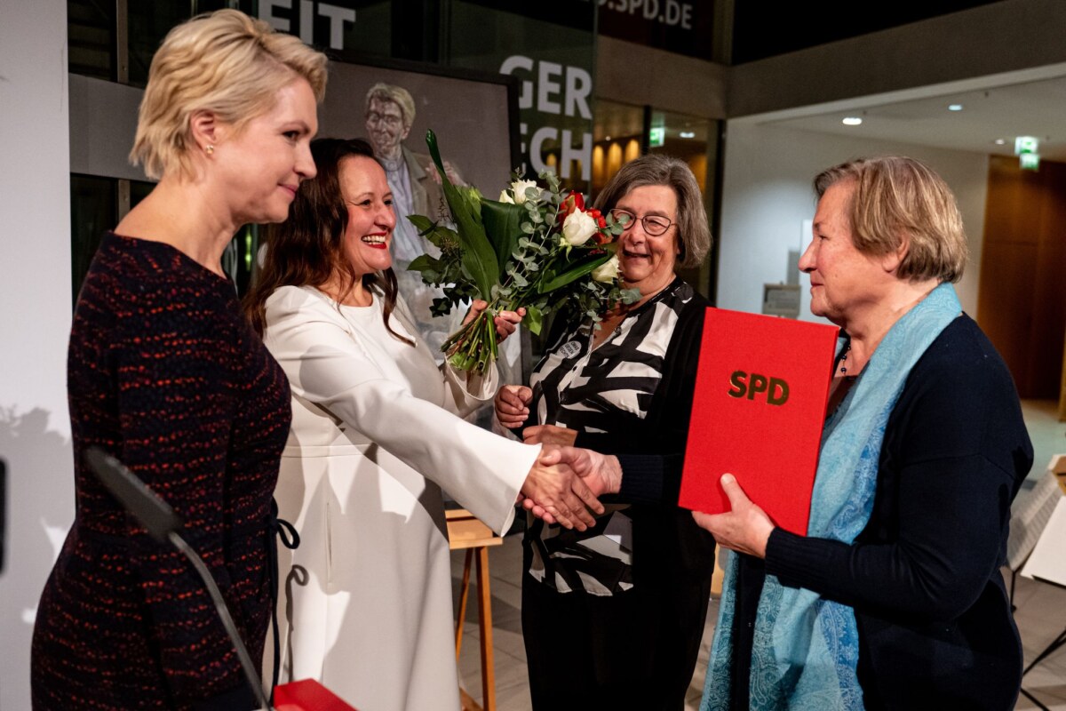 Verleihung "Regine-Hildebrandt-Preises 2025" Die SPD hat den Regine-Hildebrandt-Preis verliehen - unter anderem an die Omas gegen Rechts aus Potsdam.