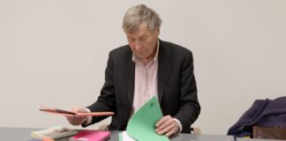 Ernst Hörmann aus Bayern stand im Rahmen eines Berufungsverfahrens erneut vor Gericht, weil er als Mitglied der «Letzten Generation» an einer Pumpstationen eine Ölleitung von Rostock zur Raffinerie im brandenburgischen Schwedt abgesperrt beziehungsweise dies versucht hatte.