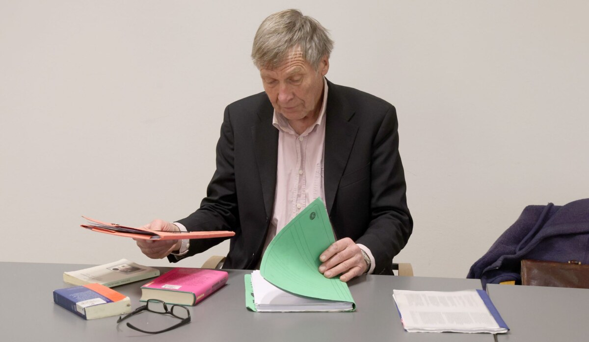 Berufungsverhandlung um Mitglied der "Letzten Generation" Ernst Hörmann aus Bayern stand im Rahmen eines Berufungsverfahrens erneut vor Gericht, weil er als Mitglied der «Letzten Generation» an einer Pumpstationen eine Ölleitung von Rostock zur Raffinerie im brandenburgischen Schwedt abgesperrt beziehungsweise dies versucht hatte.