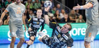 Füchse-Kapitän Max Darj ist wenig erfreut über die Ansetzung des Topspiels gegen Kiel. (Archivfoto)