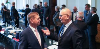 Der Brandenburger Landrat Siegurd Heinze (l., hier mit Dietmar Woidke) warnt vor hohen Schulden in den Kommunen. (Archivbild)