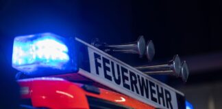 Feuerwehrleute versuchen, den Brand zu löschen. (Symbolbild)