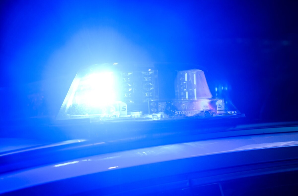 Blaulicht auf Polizeifahrzeug Unbekannte haben in Berlin-Spandau in der Nacht auf ein Wohnhaus geschossen.(Symbolbild)