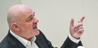 Brandenburgs Finanzminister Robert Crumbach (BSW) wirbt für das Sondervermögen für Infrastruktur.