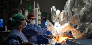 Hightech im OP: Charité nutzt Roboter für Herzoperationen Mensch und Maschine stehen an der Charité gemeinsam am OP-Tisch.