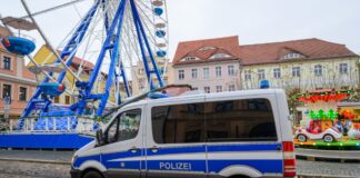 Nicht nur besinnlich: Auf dem Weihnachtsmarkt in Cottbus endet ein Streit um Grillfleisch mit einer handfesten Auseinandersetzung. (Archivbild) 