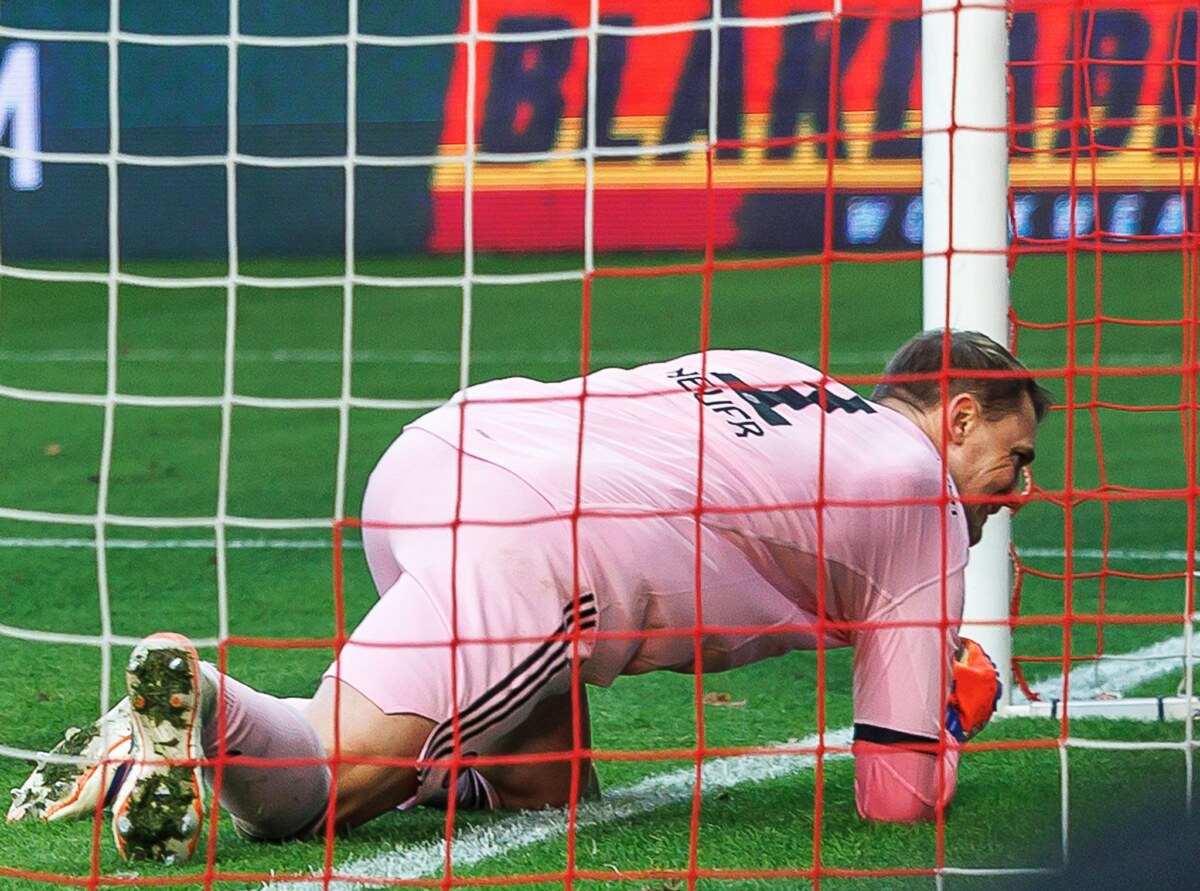 1. FC Union Berlin - Bayern München Manuel Neuer sah beim Tor der Berliner unglücklich aus.