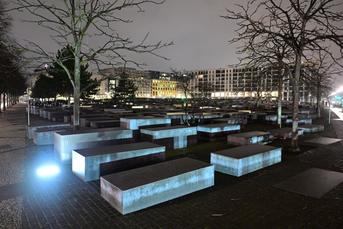 Holocaust-Mahnmal Am 21. Februar dieses Jahres stach der Mann im Stelenfeld des Holocaust-Mahnmals auf Besucher ein.
