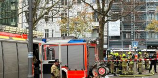 Die Feuerwehr ist wegen einer Rauchentwicklung am U-Bahnhof Schloßstraße im Einsatz.