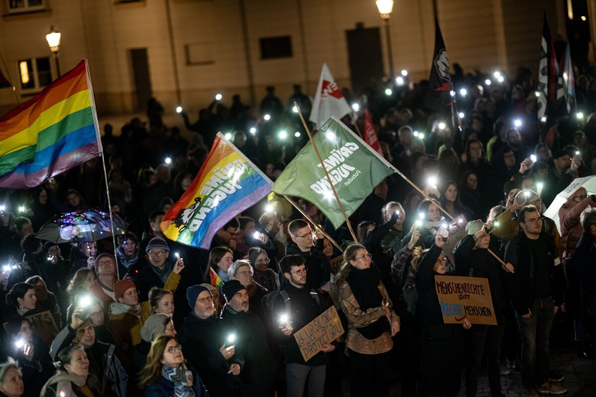 Demonstration gegen rechts in Potsdam Bereits vor einem Jahr demonstrierten einige Hundert Menschen in Potsdam gegen rechts. Auslöser war das Schlagzeilen machende Treffen rechter und rechtsradikaler Kreise in einer Villa in der Stadt am 25. November 2023. (Archivbild)