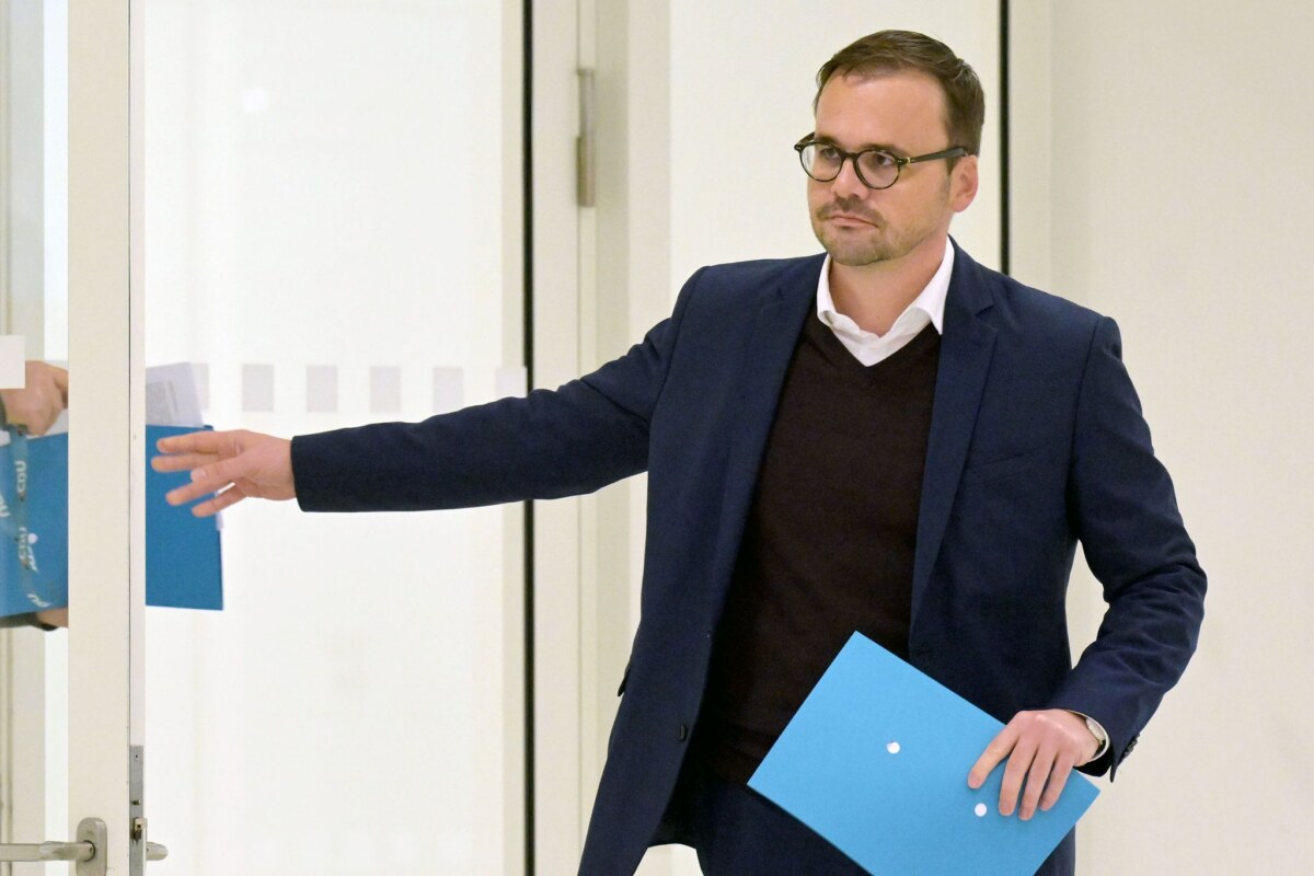 CDU-Landes- und Fraktionschef Redmann Brandenburgs CDU-Landeschef Jan Redmann will an der Spitze der Landespartei bleiben. (Archivbild)