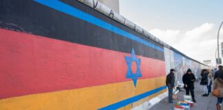 Das Kunstwerk «Vaterland» an der East Side Gallery wurde erneut beschmiert. (Archivbild)