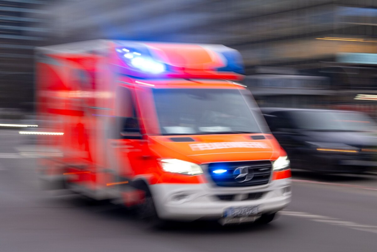 Krankenwagen im Einsatz Trotz Reanimationsmaßnahmen verstarb der Radfahrer noch am Unfallort. (Symbolbild)