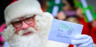 Weihnachtsmann beantwortet Kinderpost in Himmelpfort Der Weihnachtsmann kümmert sich in Himmelpfort um die Briefe von Kindern. (Archivbild)