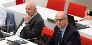 Der Brandenburger Landtag entscheidet über zwei umstrittene Medienstaatsverträge, die eine Koalitionskrise ausgelöst haben. Ministerpräsident Dietmar Woidke und BSW-Finanzminister Robert Crumbach sind dafür, im BSW gibt es mehrheitlich Bedenken (Archivbild).