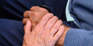 Ehrenamtliche gibt es im Sportvereinen, in Schulen, in Nachbarschaften, Gemeinden oder in der Seelsorge. (Symbolbild)